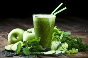 Jugo détox verde con manzanas y verduras